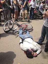 学生骑车逃跑吃瓜,骑车逃逸学生成“吃瓜群众”焦点